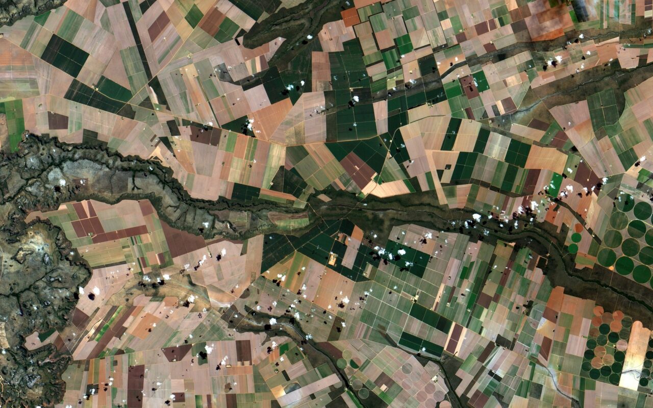 Imagem do satélite CBERS-4 mostra lavouras e pivôs centrais nas chapadas de Barreiras (BA) e Riachão das Neves (BA)